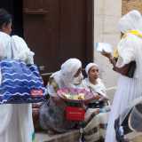 A questo punto usciamo, ma una volta fuori un'altra sorpresa ci attende. Le donne etiopi sono infatti radunate davanti all�ingresso della chiesa: stanno festeggiando il giorno sacro con focaccia bianca e un infuso dall'intenso odore floreale